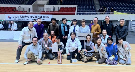 日中友好記念杯と賞状を囲んでの集合写真 日中友好記念杯と賞状を囲んでの集合写真