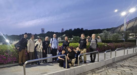 会場の外で 会場の外で